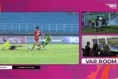 Cầu thủ U17 Australia vào bóng rợn người, không phản ứng khi nhận thẻ đỏ