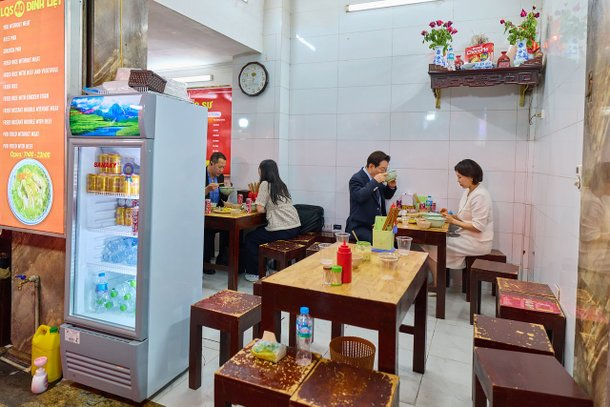 South Korean president dines on pho in Hanoi Old Quarter - 2