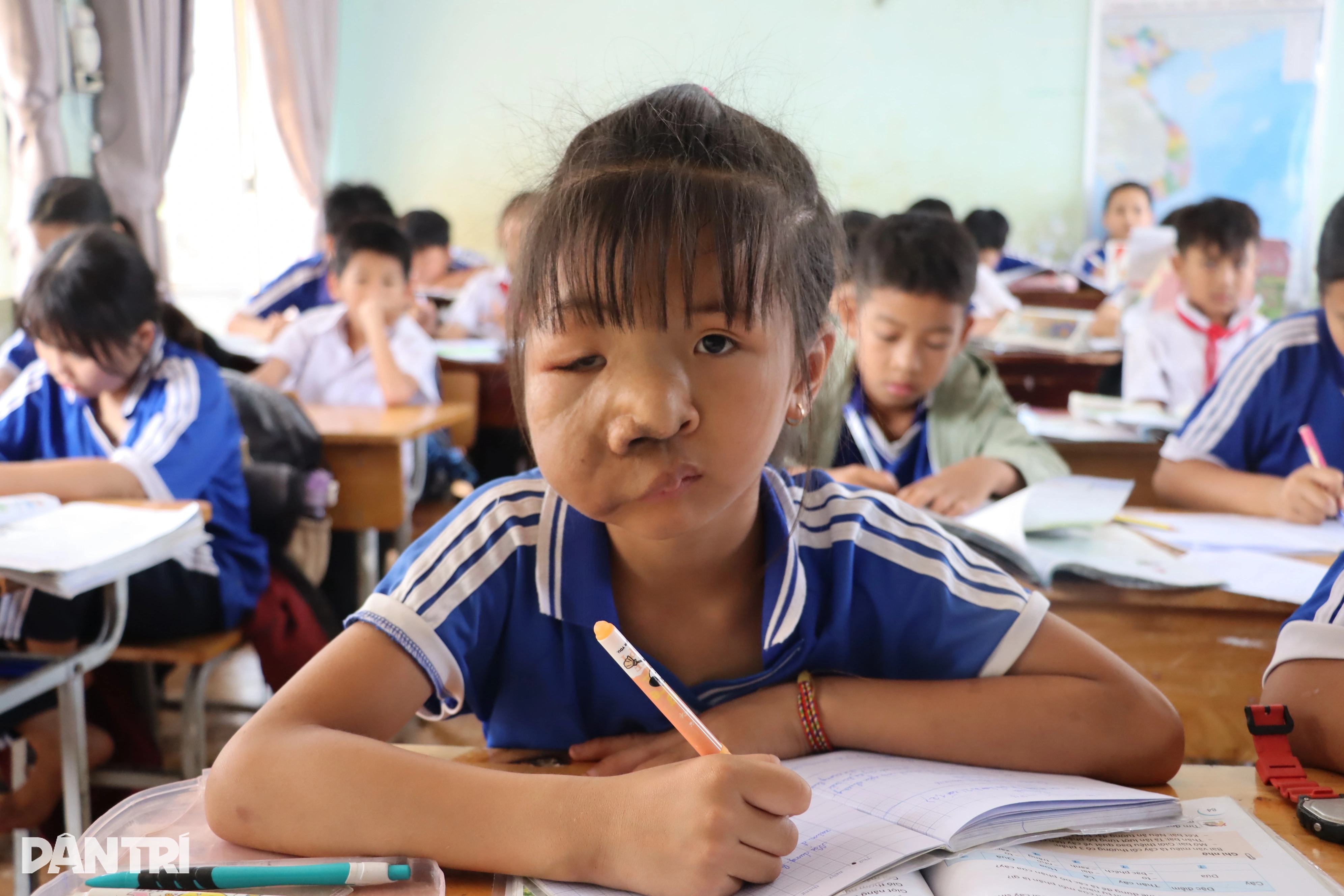 Bé gái 10 tuổi: “Nhà mình gần sập rồi, bố mẹ đừng chữa bệnh cho con nữa”