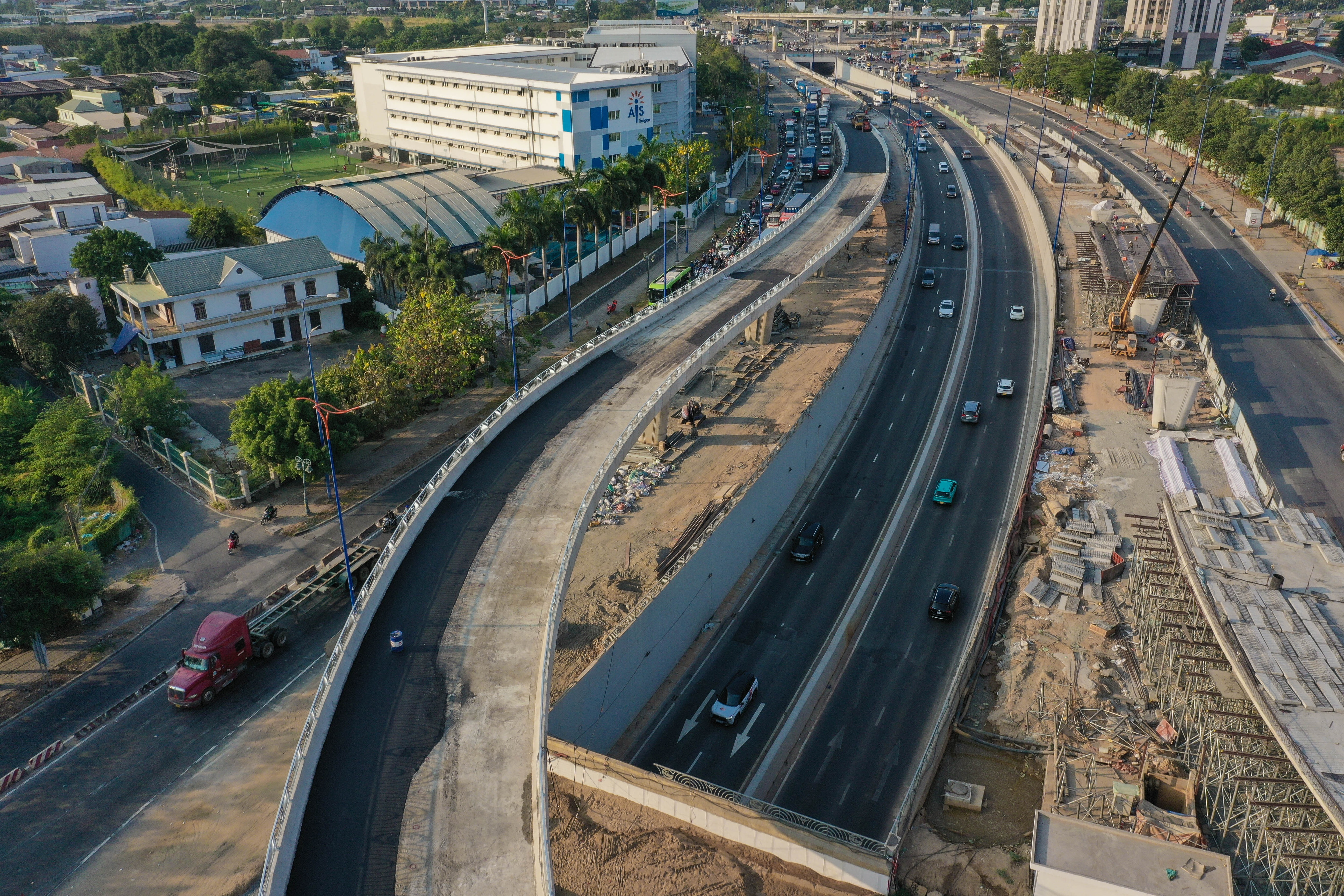 Ngắm nhánh cầu vượt N3 nút giao lớn nhất TPHCM trước ngày thông xe