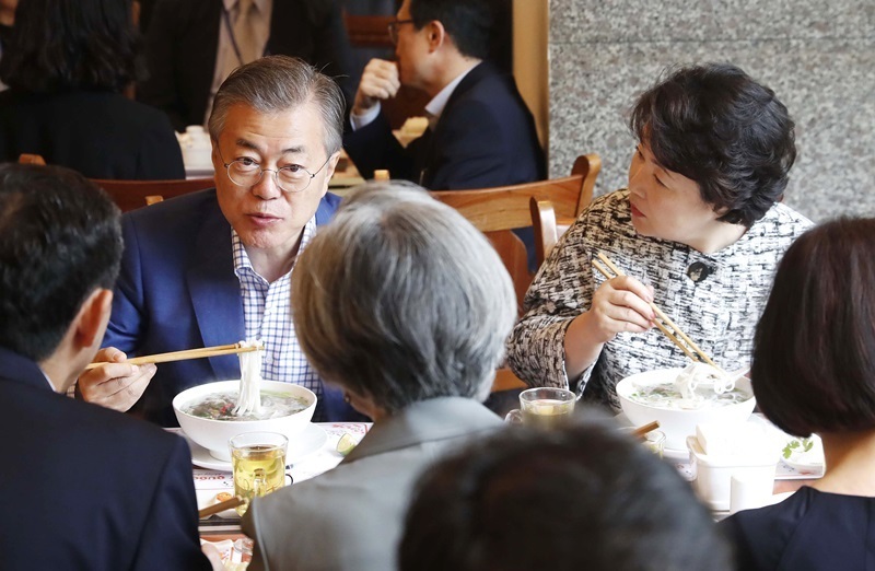 South Korean president dines on pho in Hanoi Old Quarter - 5