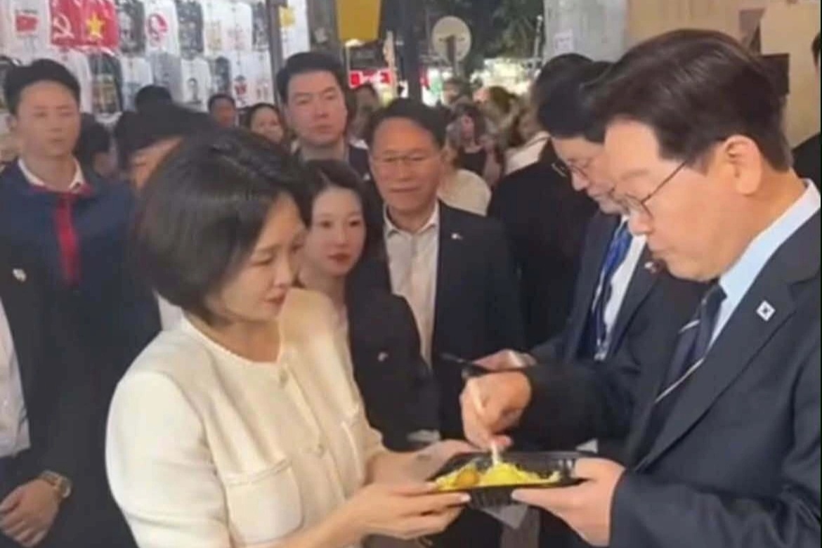 Chủ quán Hà Nội bất ngờ khi vợ chồng Tổng thống Hàn Quốc ghé quán sầu riêng