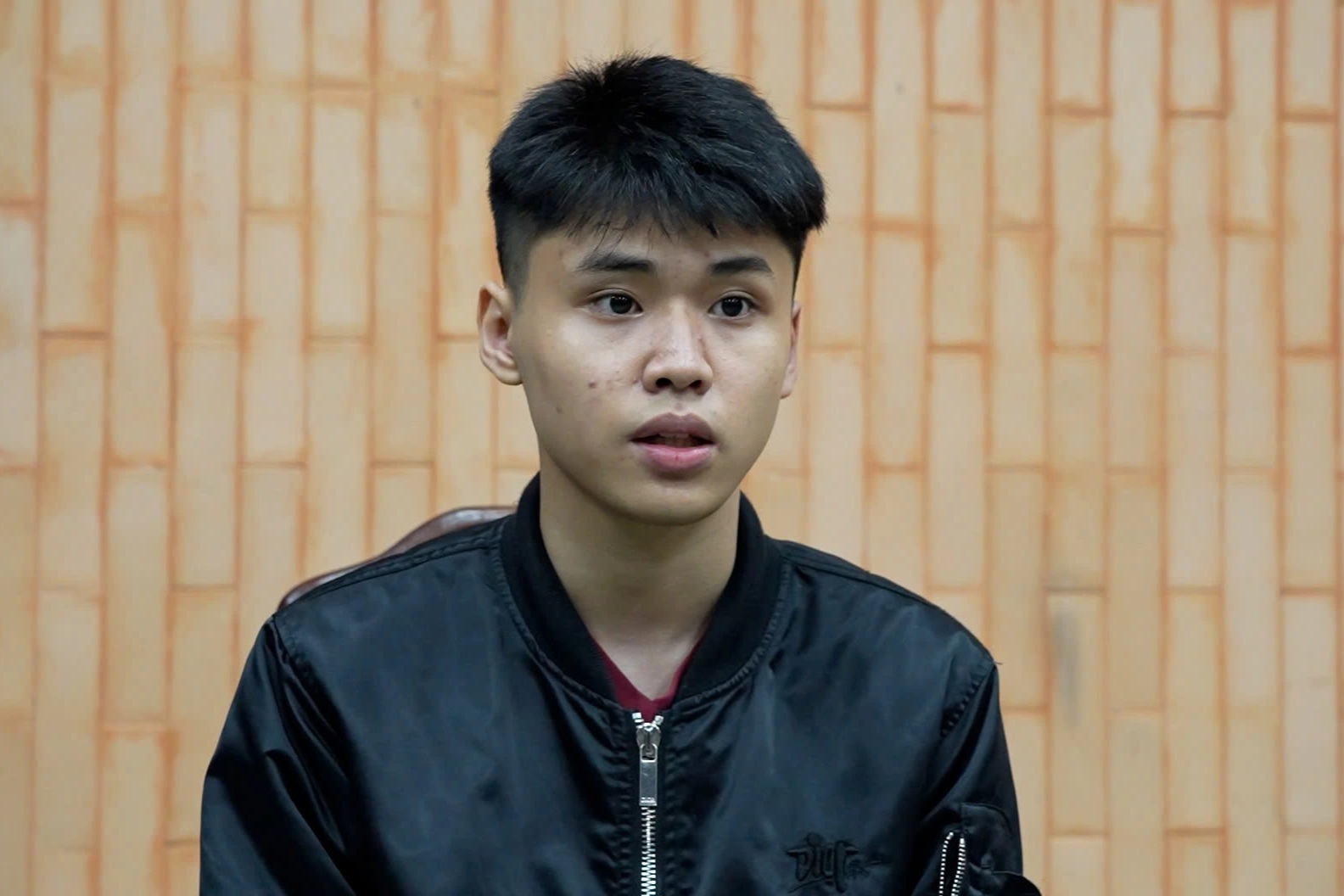 Thanh niên “phê thuốc” lái xe máy tông rào chắn của công an