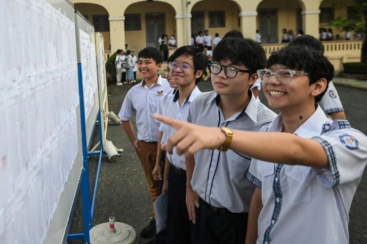 Làm biên bản với học sinh đăng ký vào lớp 10 cách nhà hơn 10-13km