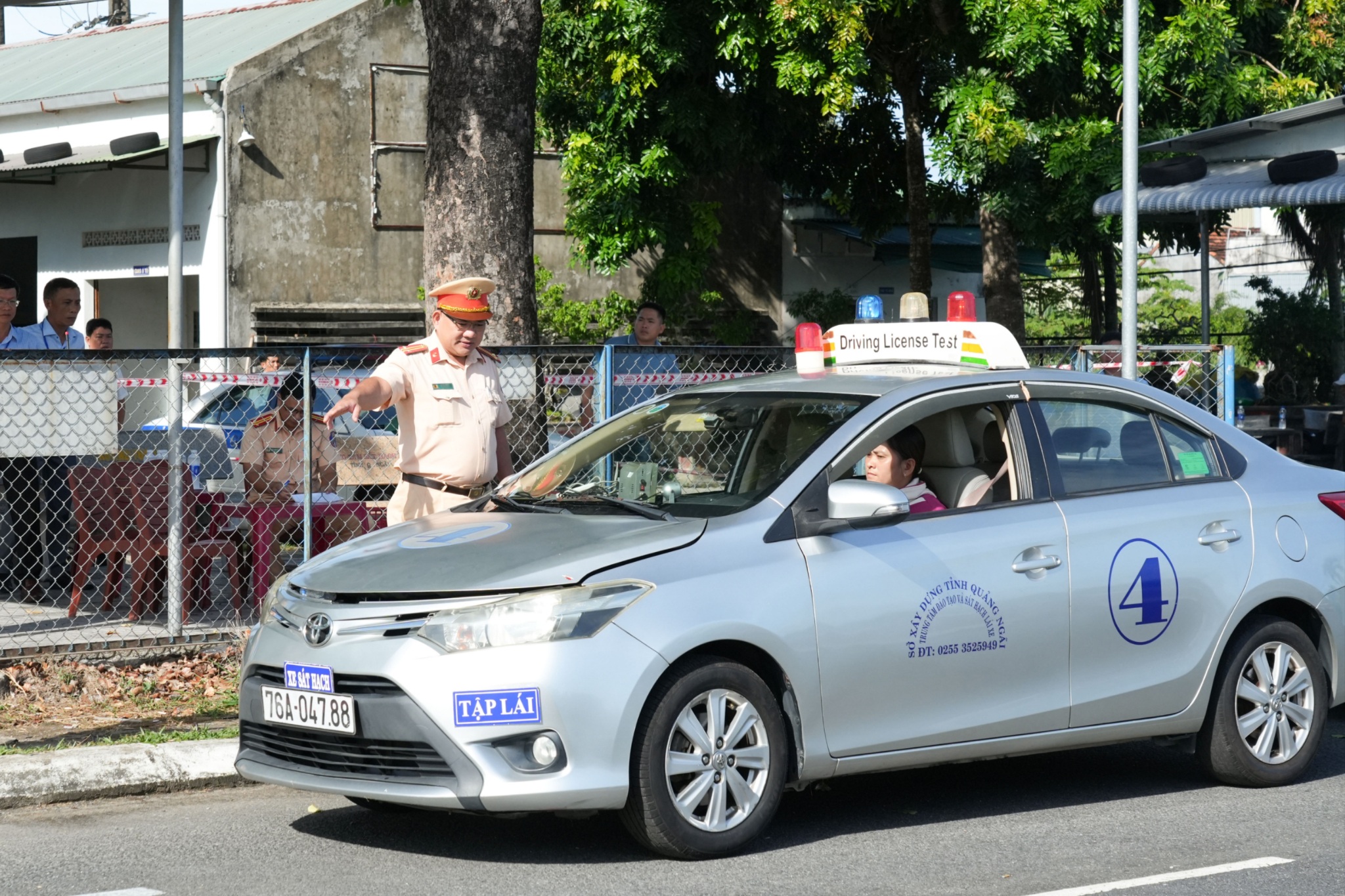 Công an cho thí sinh xem video tai nạn trước khi thi sát hạch lái xe