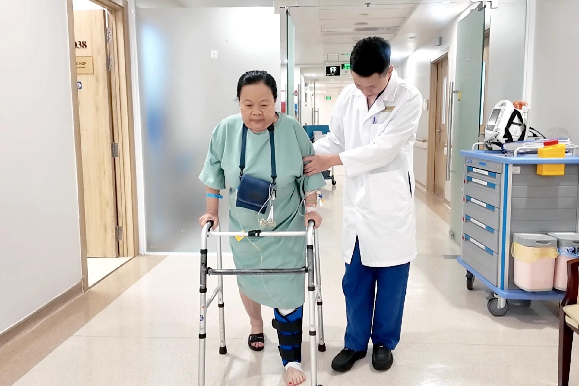 Gần như mất khả năng vận động, bệnh nhân được hồi sinh đôi chân nhờ robot AI