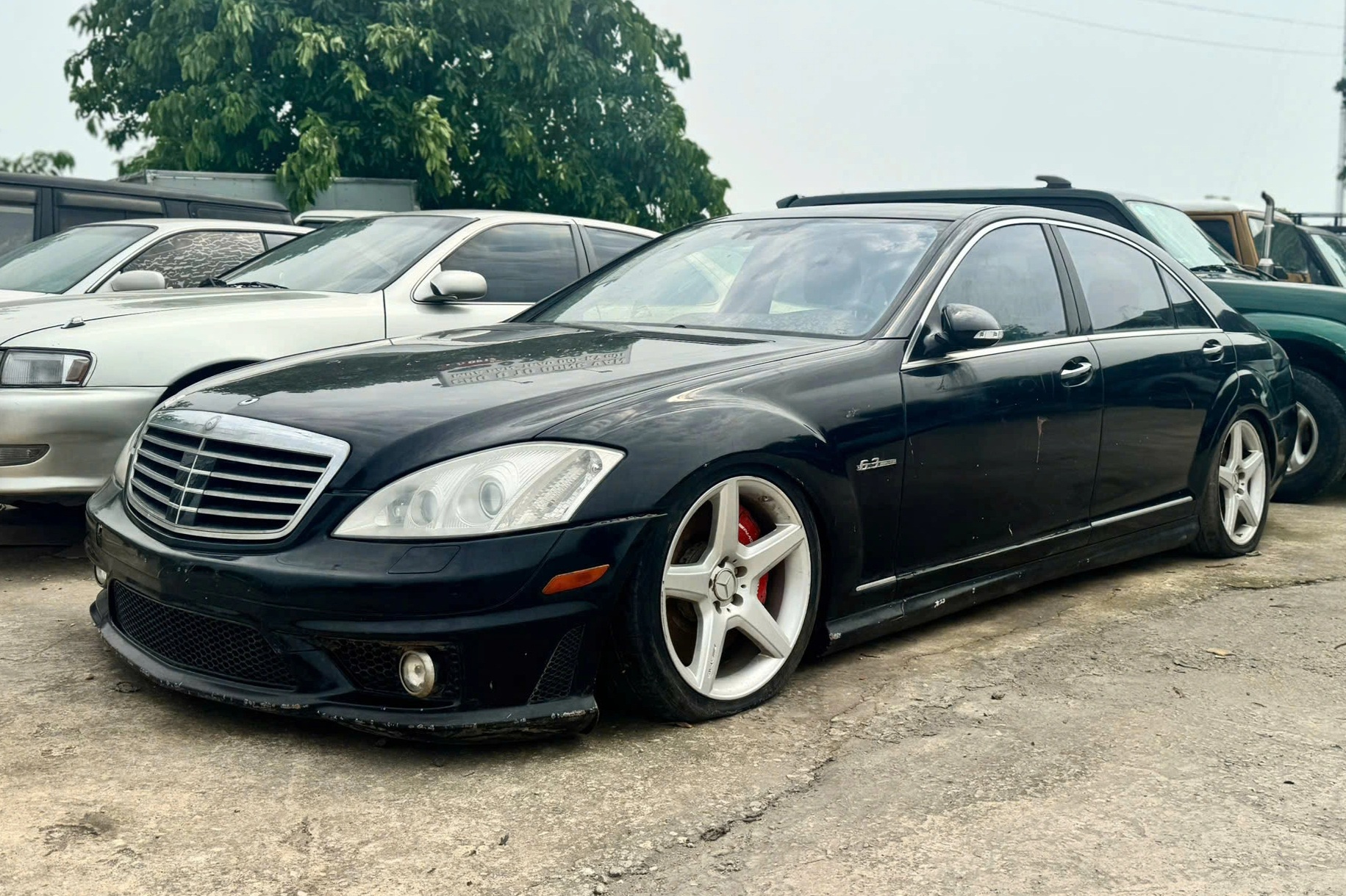 Bên trong chiếc Mercedes S 63 bỏ hoang gần 10 năm đang bán 88 triệu đồng