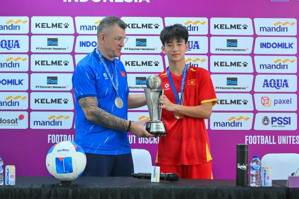 U17 Việt Nam vô địch: Dấu ấn HLV Roland và các ngôi sao CLB Hà Nội