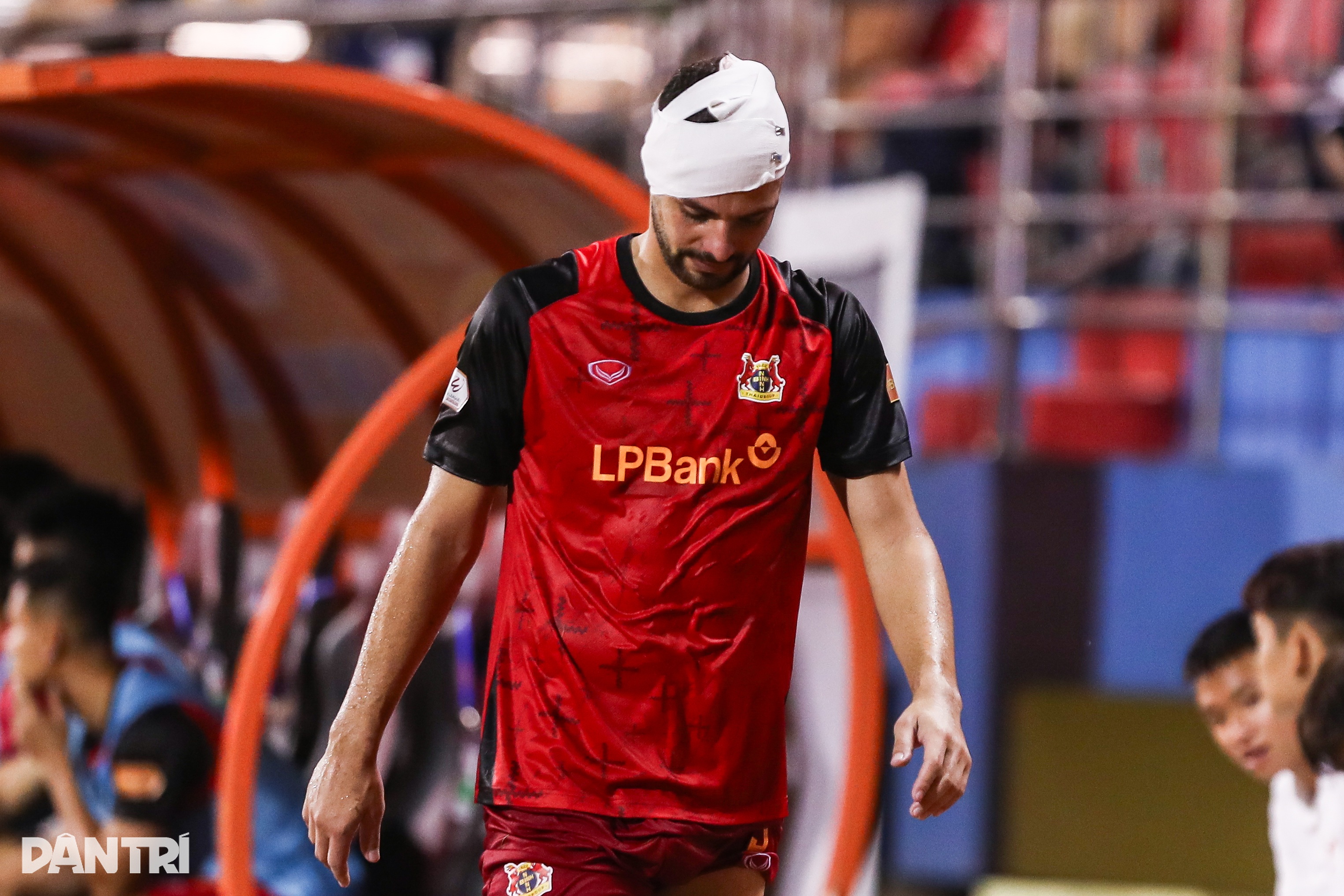 Cầu thủ Ninh Bình rời sân trên xe cứu thương trong trận gặp Hà Nội FC