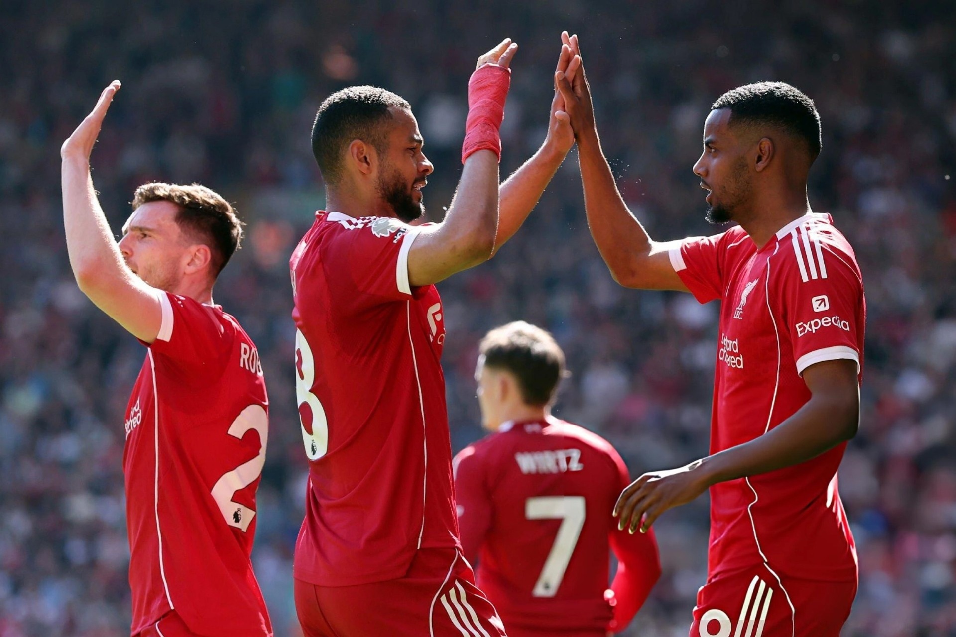 Liverpool bằng điểm với Man Utd, cuộc đua top 3 thêm nóng