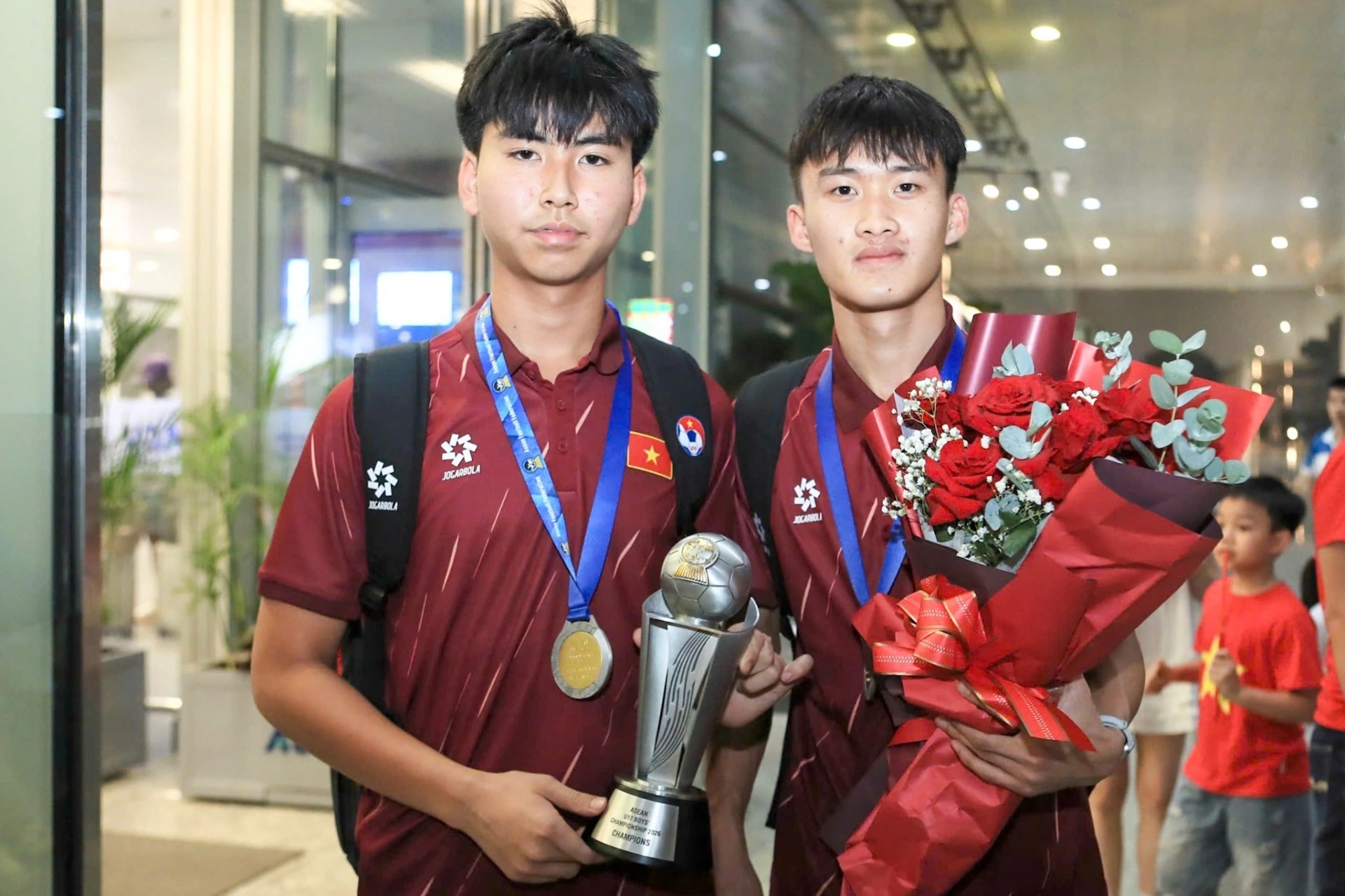 U17 Việt Nam mang cúp vô địch về nước, hướng tới giải U17 châu Á 2026