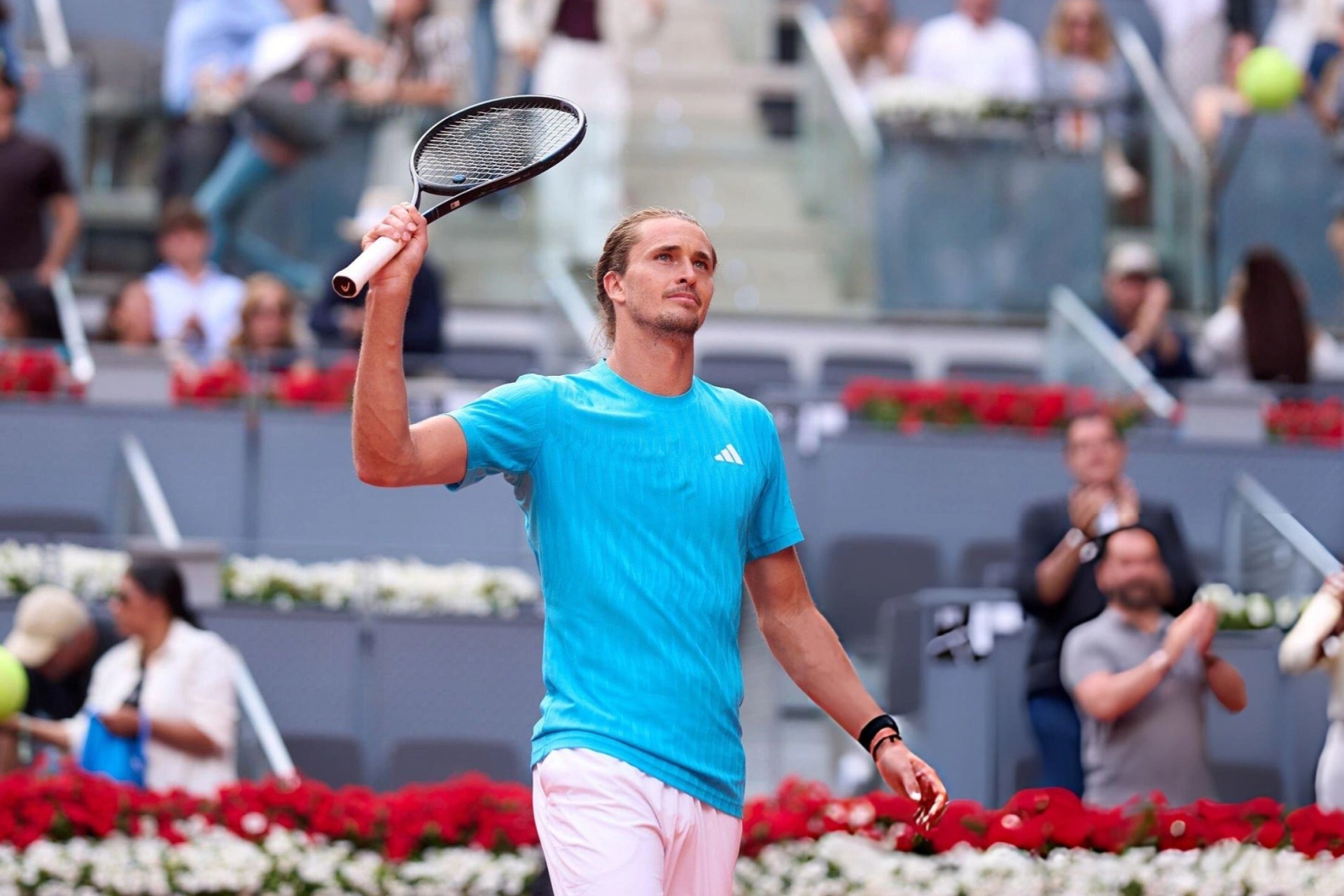 Zverev bừng tỉnh sau cú trượt nhịp, thẳng tiến tại Madrid Open