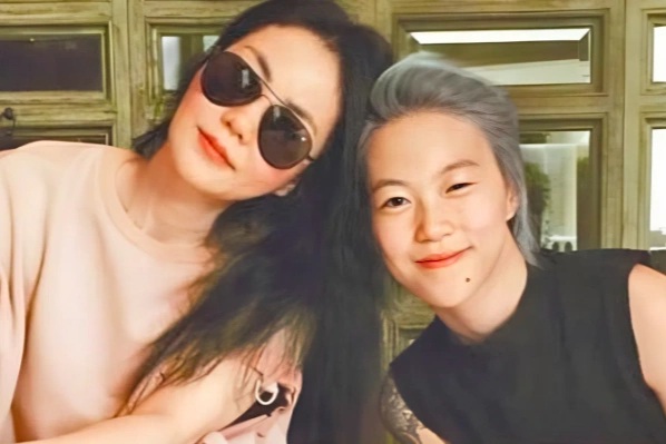 Chuyện tình đồng giới gây tò mò của con gái “thiên hậu” Vương Phi