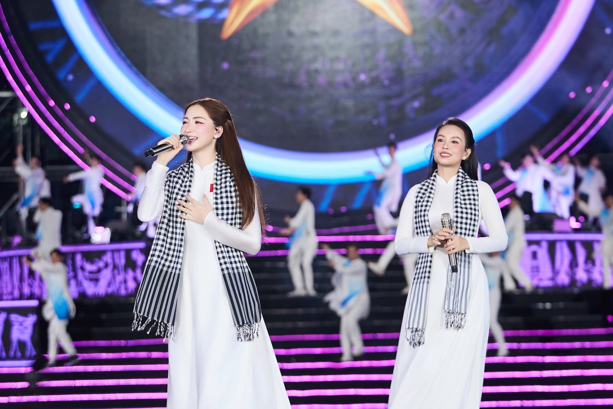 Hòa Minzy, Cẩm Ly hát lời mới của "Người Việt mình thương nhau" trên VTV