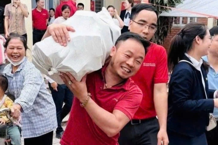 Tiến độ đền bù đất dự án Olympic ở xã có người dân đem bao tải đi đựng tiền
