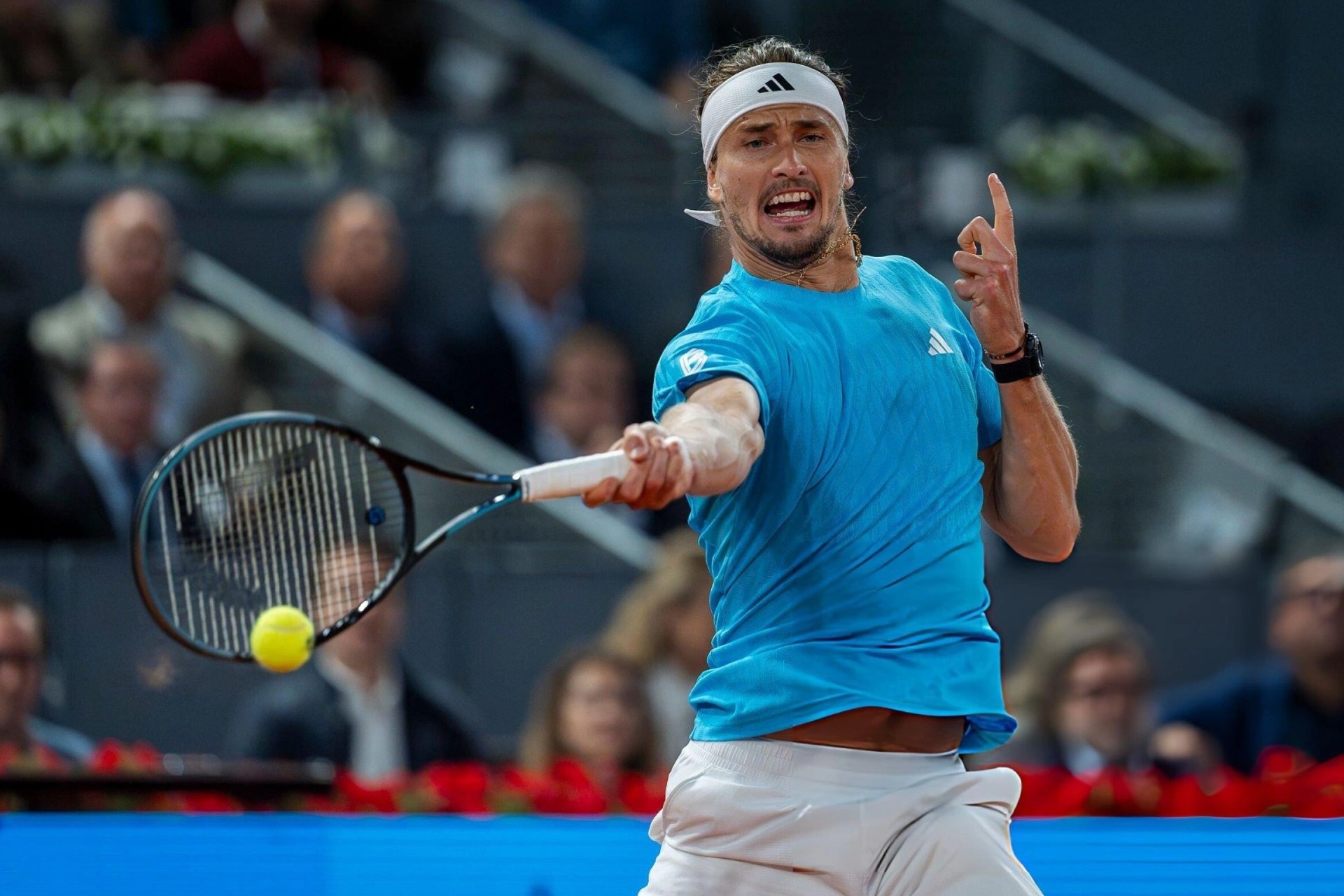 Zverev vào bán kết Madrid Open, cân bằng kỳ tích cùng Federer và Nadal