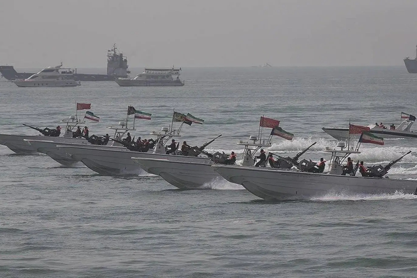 Xung đột Trung Đông: Hải quân Iran dàn trận bất thường ở eo biển Hormuz