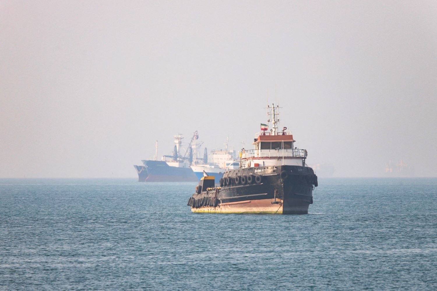 Súng nổ ở Hormuz, tàu hàng được lực lượng Mỹ hộ tống qua eo biển