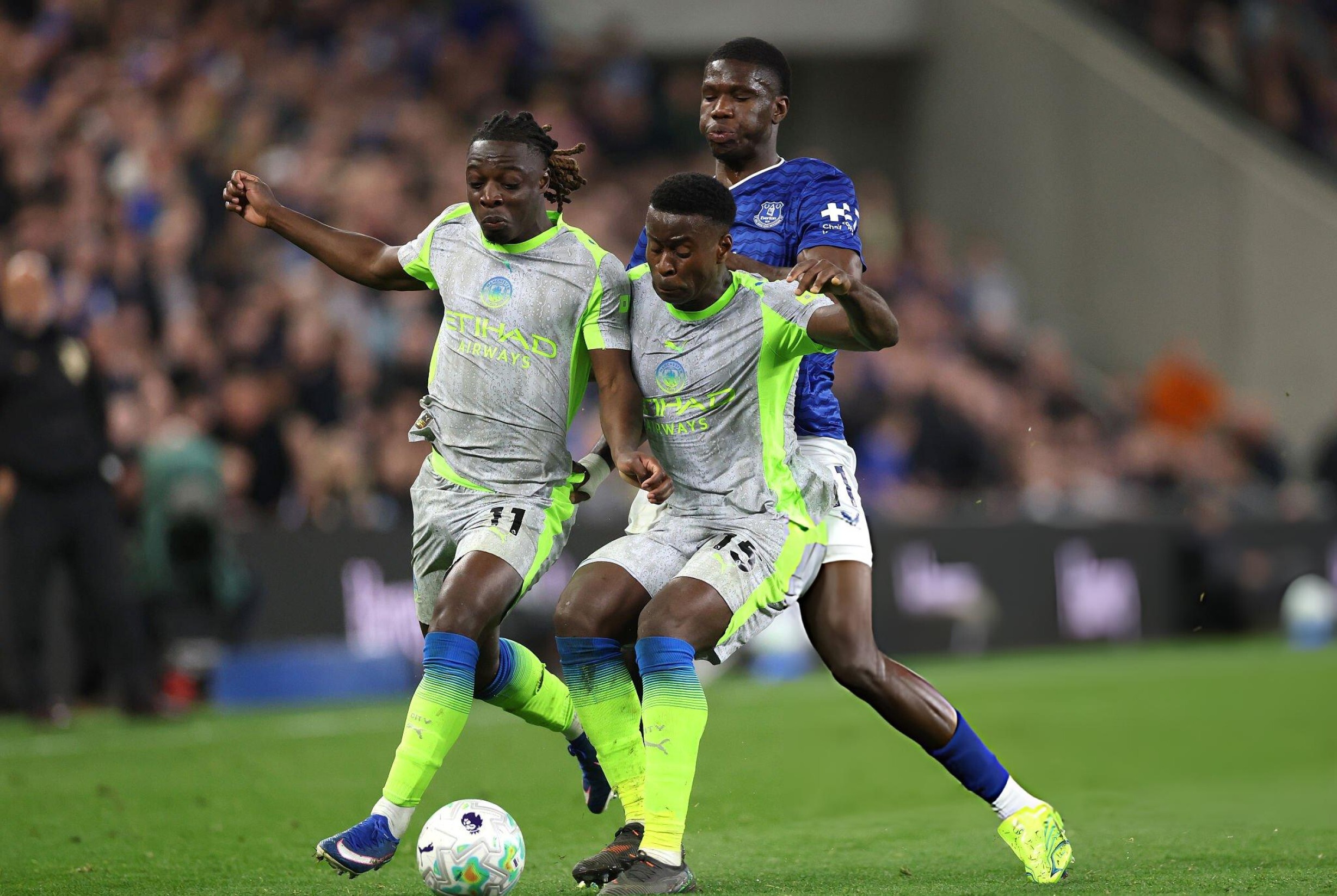 Man City hòa nghẹt thở Everton, Arsenal hưởng lợi lớn