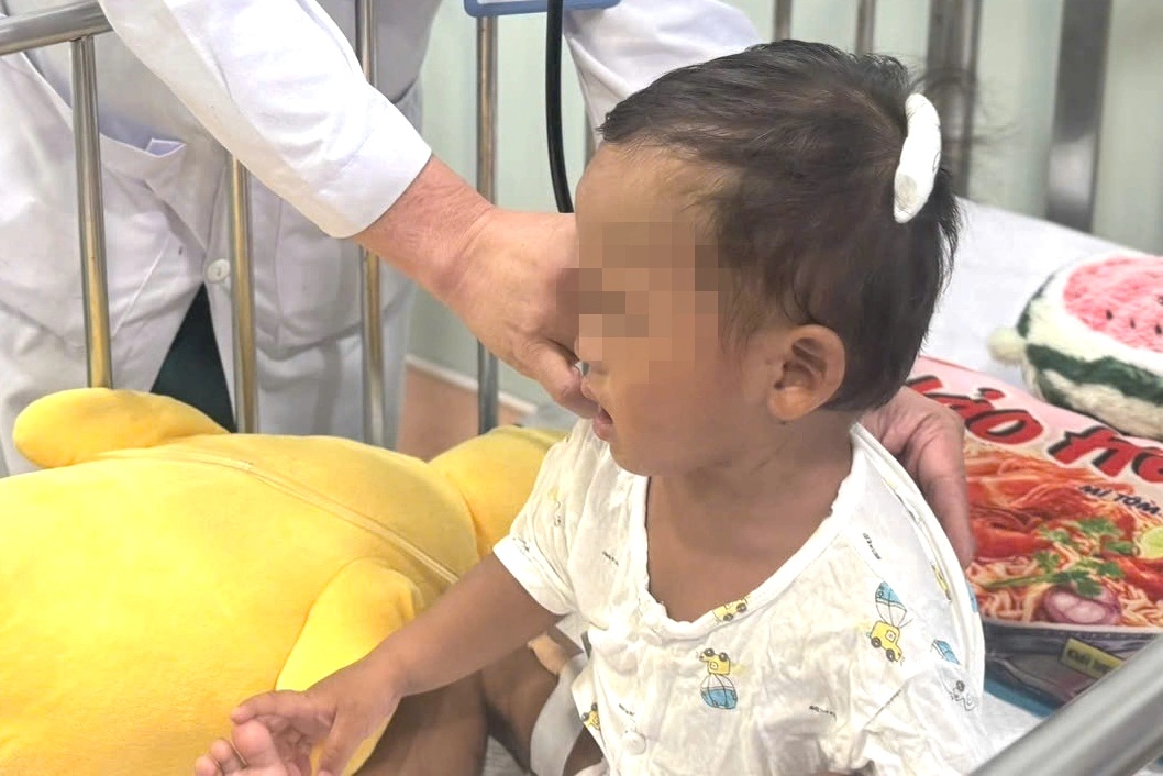 Diễn biến mới nhất về bé 2 tuổi ở TPHCM bị mẹ và "cha dượng" đánh dã man