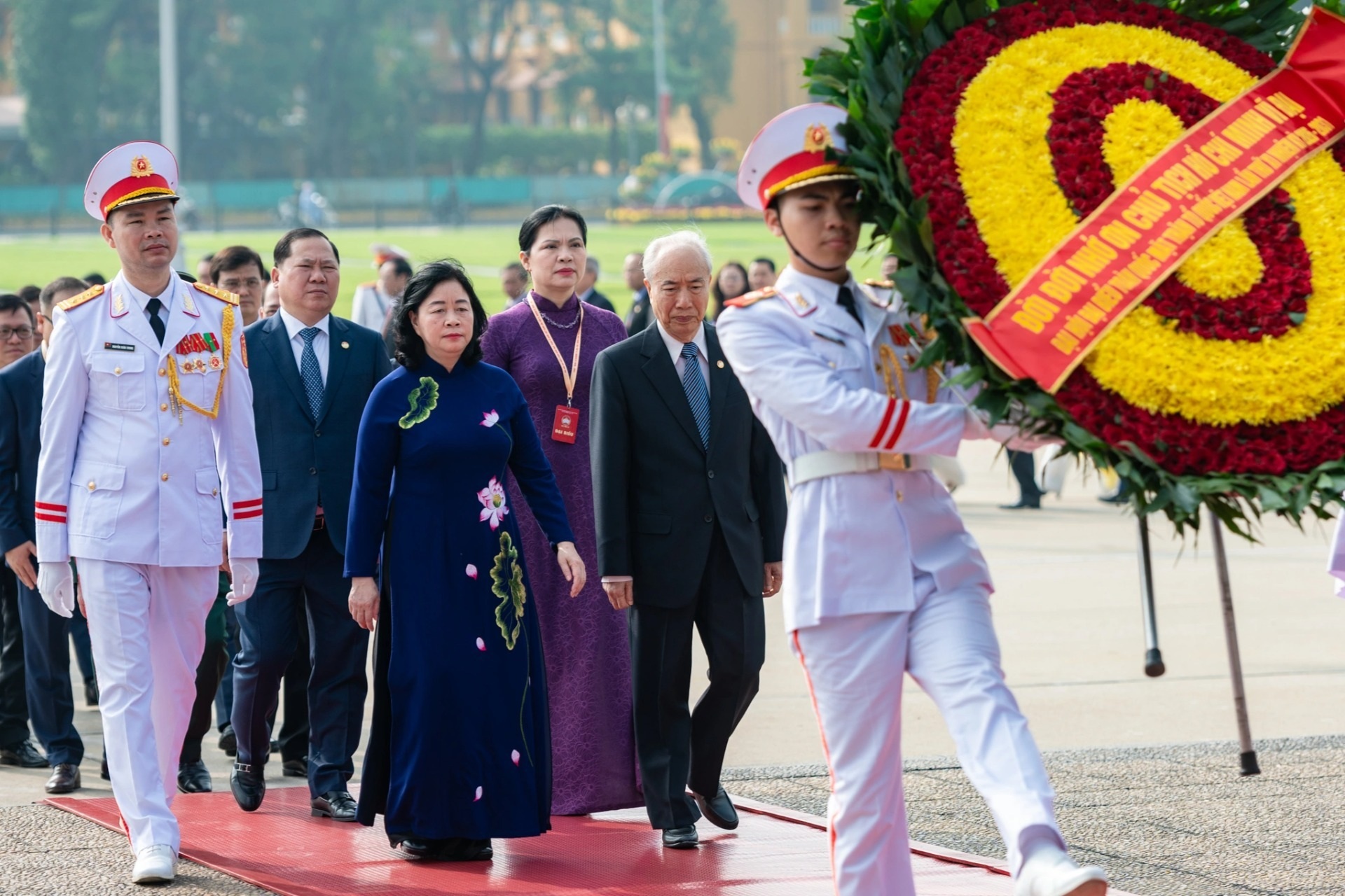 Đại biểu dự Đại hội MTTQ Việt Nam vào Lăng viếng Chủ tịch Hồ Chí Minh