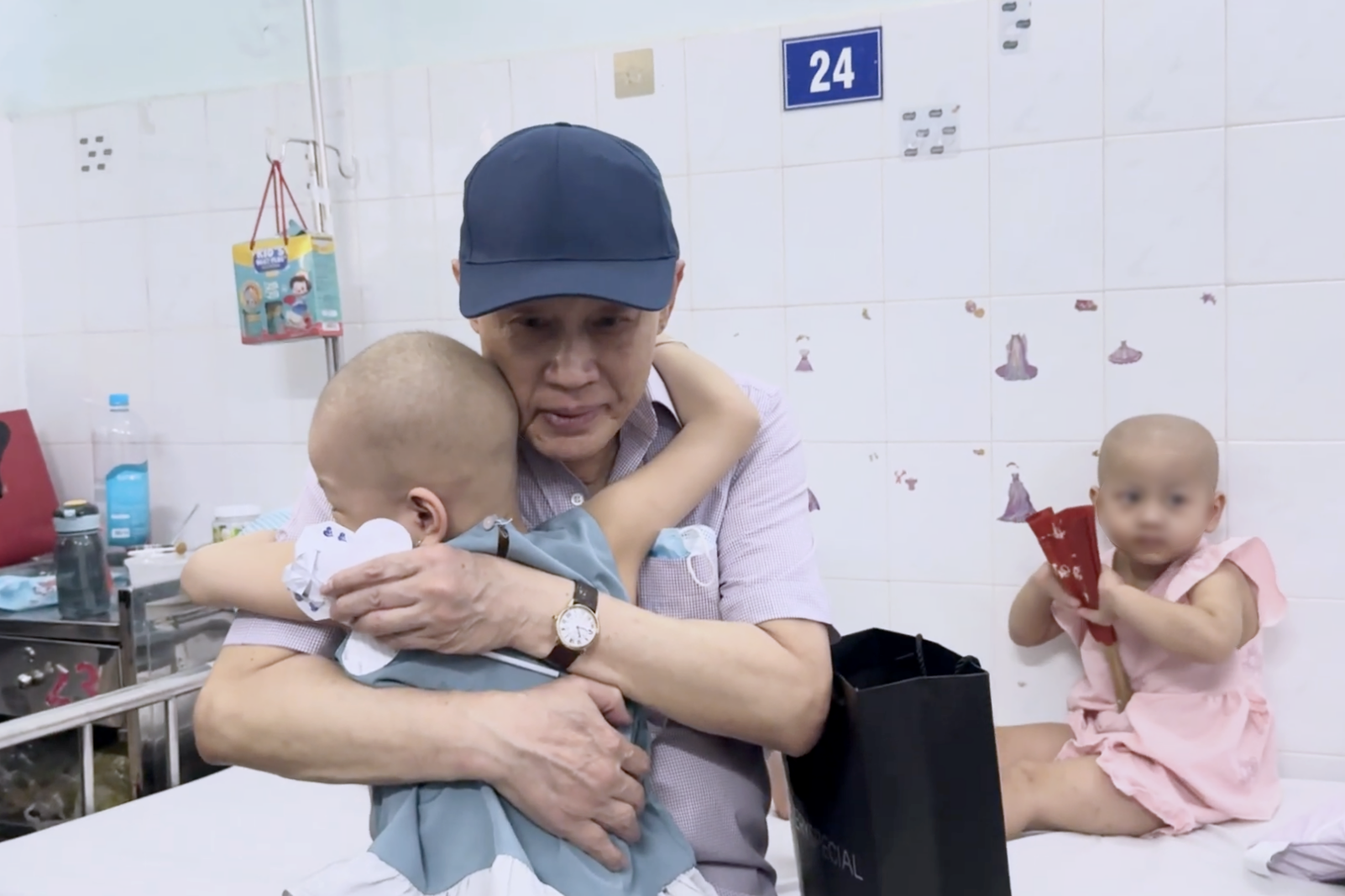 Tỷ phú Johnathan Hạnh Nguyễn đón sinh nhật xúc động bên trẻ em ung thư