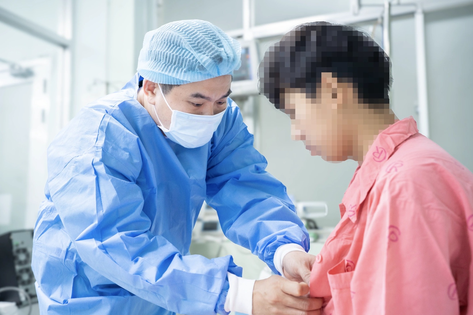 Chàng trai 18 tuổi nghẹn ngào: "Em sẽ giữ gìn trái tim người hiến tặng"