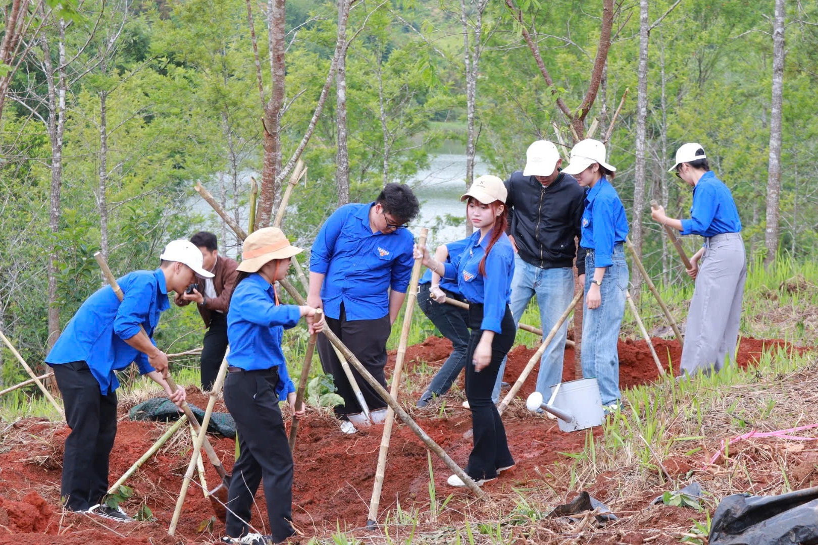 Lâm Đồng tổ chức Tết trồng cây mừng sinh nhật Bác