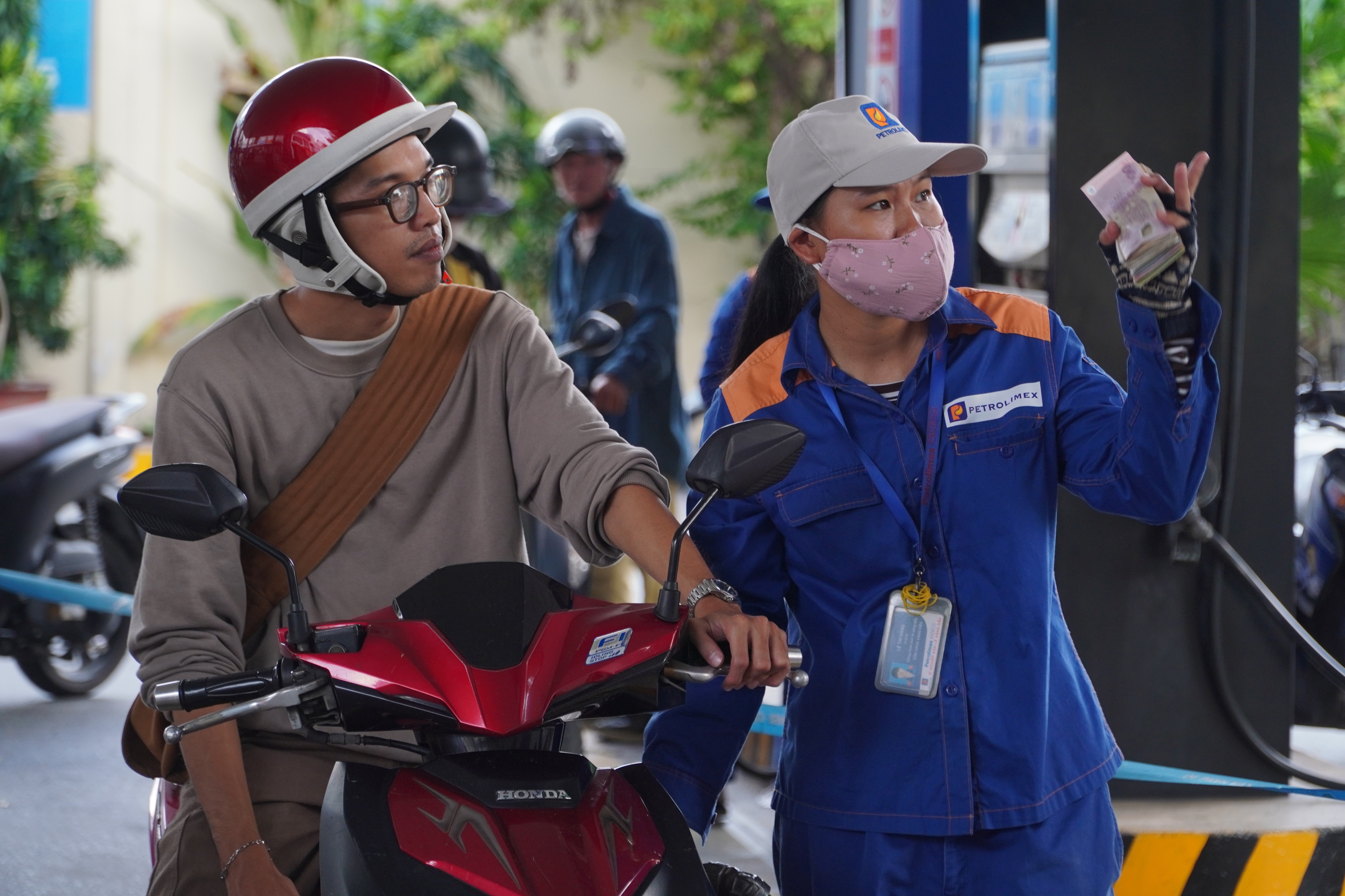 Người dân Hà Nội, TPHCM chia sẻ ý kiến ngày đầu cây xăng chỉ bán E10 và E5