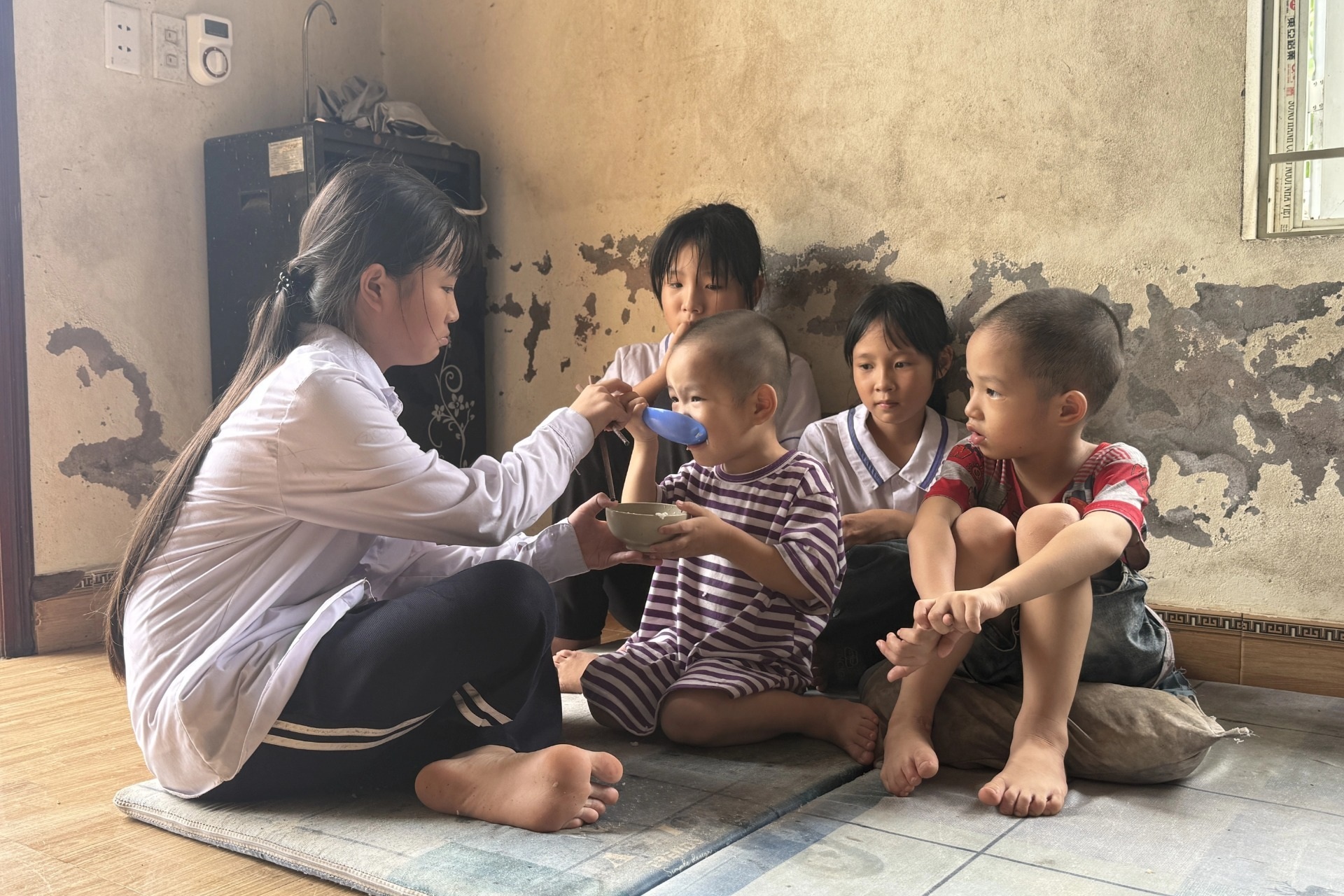 Mẹ ung thư, bà lao xương, bé gái lớp 7 nguy cơ phải nghỉ học