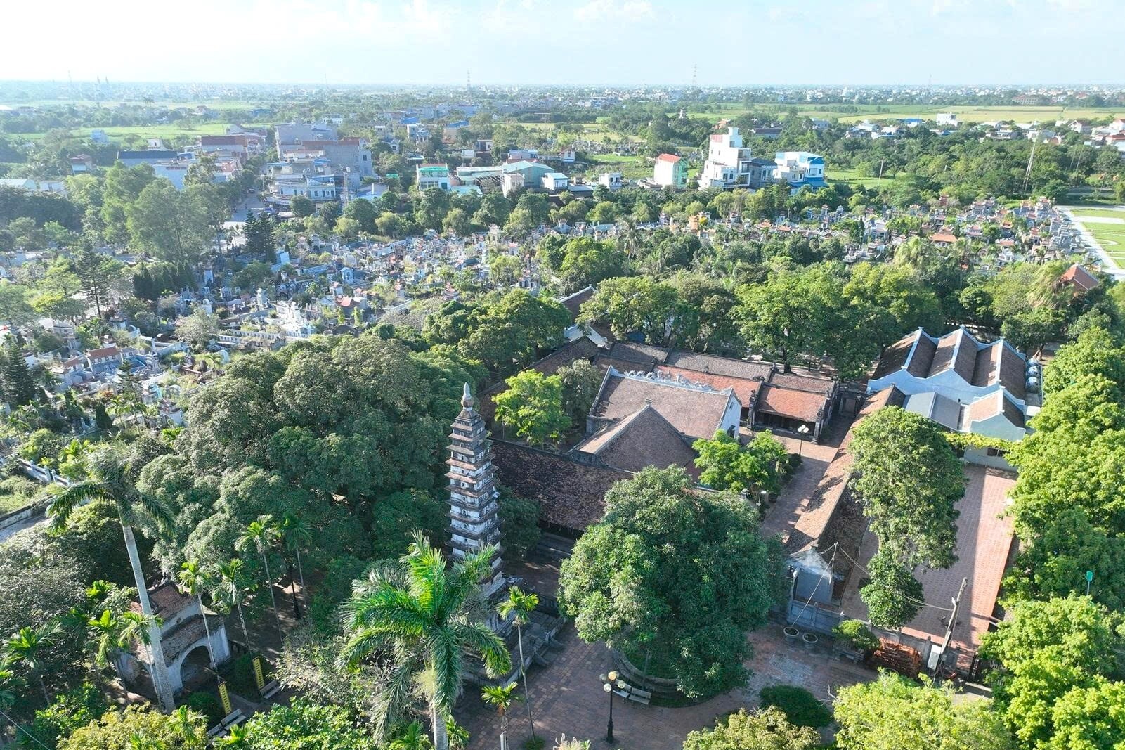 Tháp chùa Phổ Minh 700 năm tuổi in trên tờ tiền 100 đồng