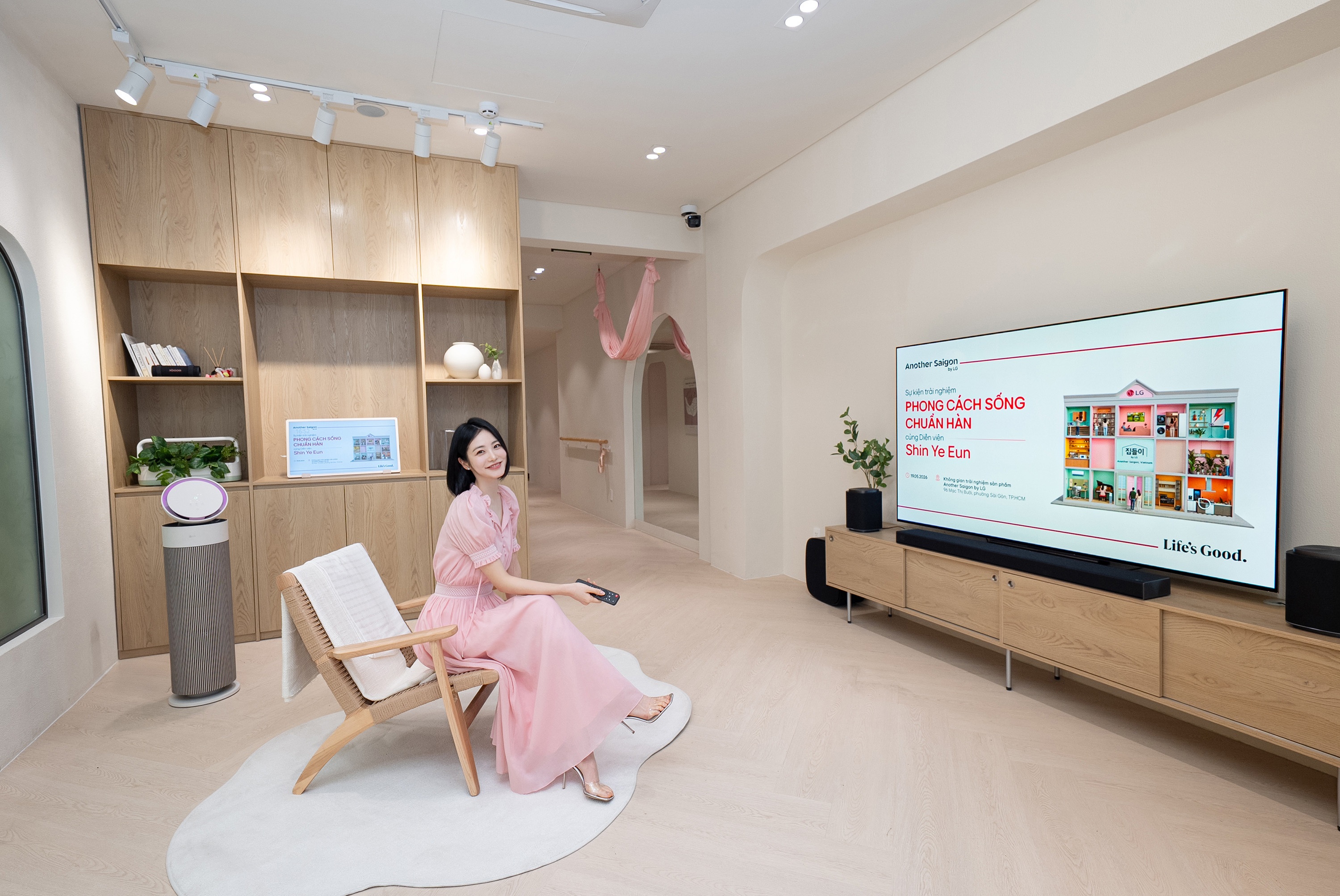 Bước vào tổ ấm ngọt ngào của nàng thơ màn ảnh Shin Ye-eun tại “Another Saigon by LG”