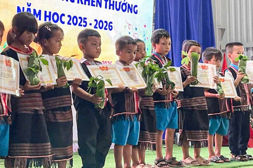 Món quà đặc biệt của học sinh giỏi ở trường vùng cao trong ngày bế giảng