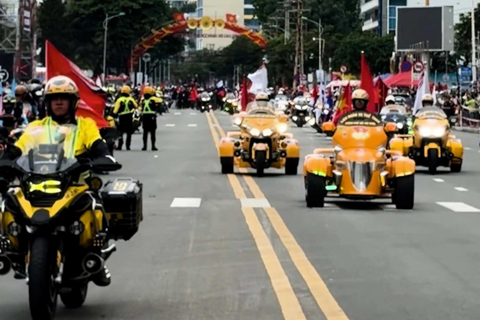 Dàn mô tô hùng hậu khuấy động đường biển Nha Trang