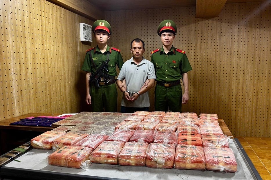 Bắt giữ đối tượng vận chuyển 50 bánh ma túy, rút dao chém công an