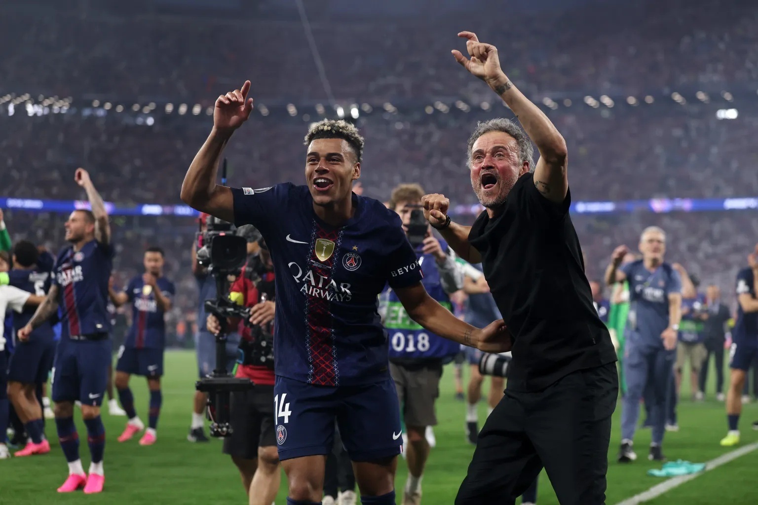 Cảm xúc của HLV Luis Enrique, cầu thủ PSG sau chức vô địch Champions League