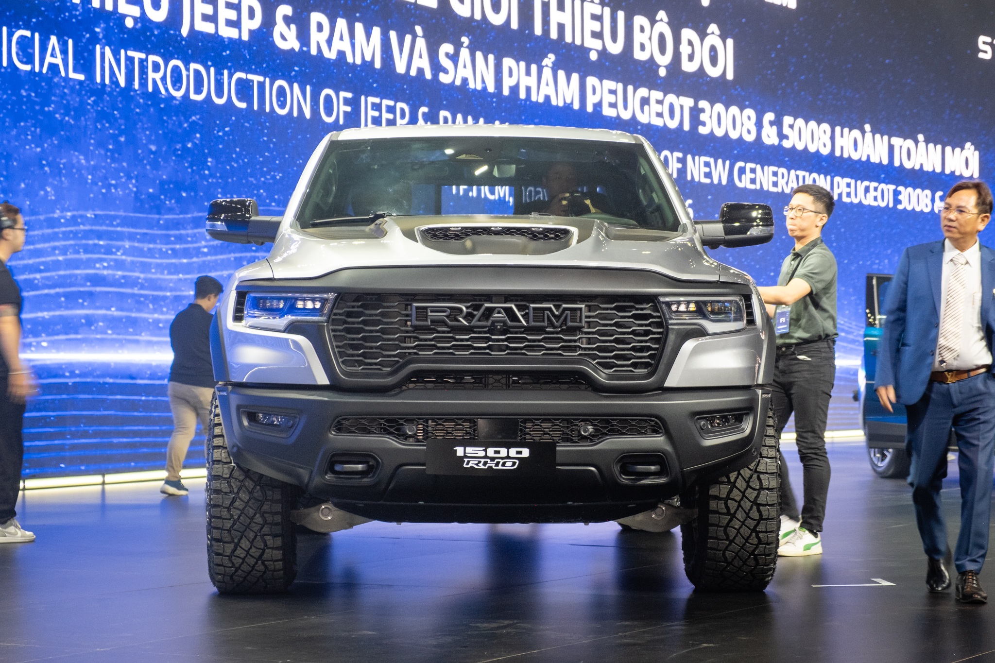 RAM 1500 giá từ 3,749 tỷ đồng, được xếp nhóm ô tô con pickup