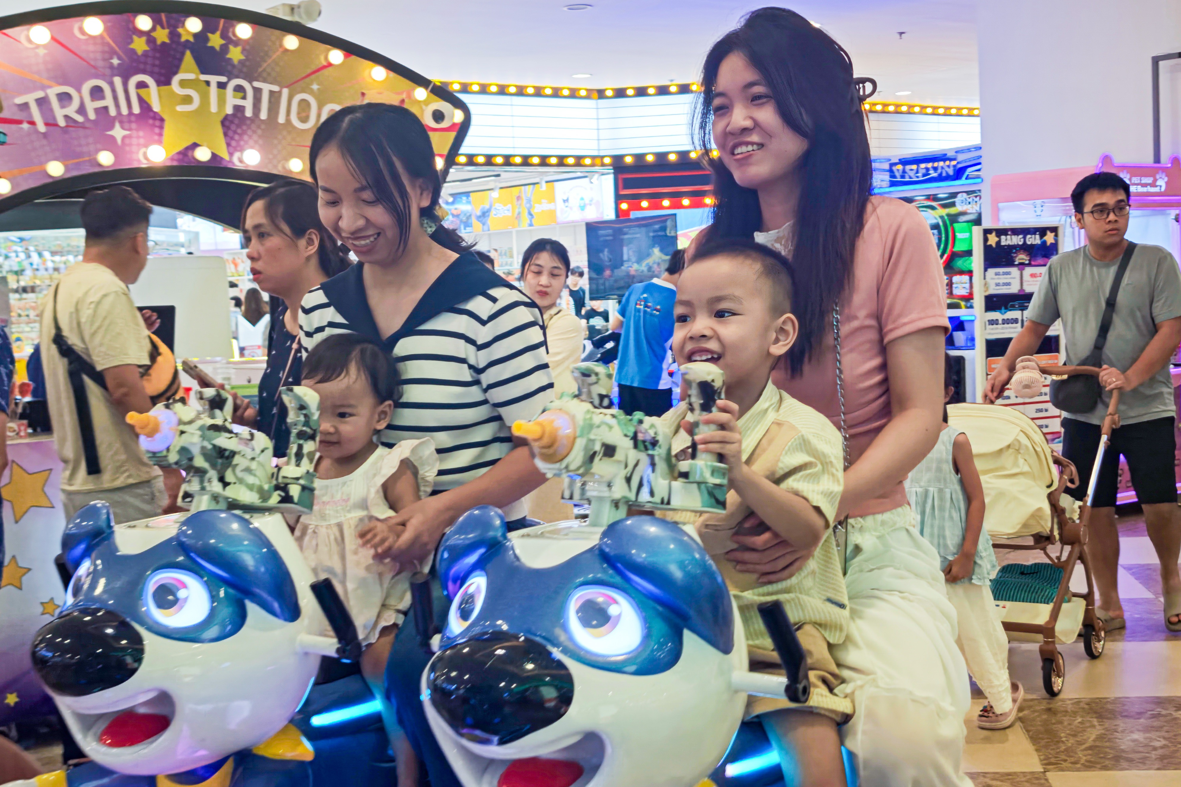 Công viên, khu vui chơi Hà Nội đông đúc dịp Tết Thiếu nhi