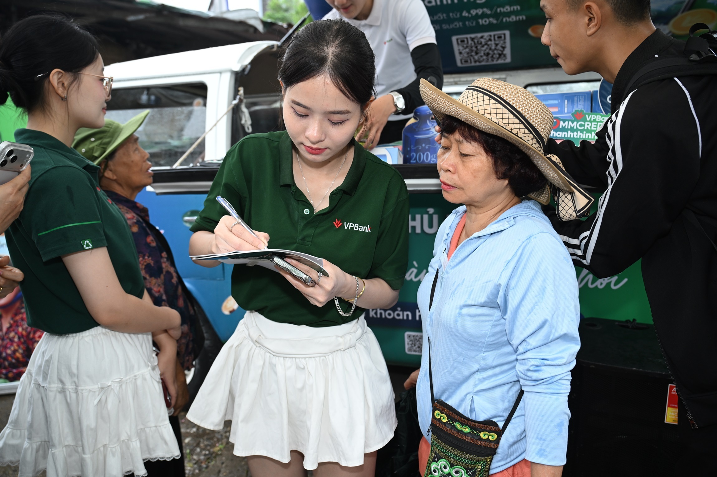 Hàng nghìn hộ, cá nhân kinh doanh được tư vấn, mở tài khoản ngay tại điểm bán