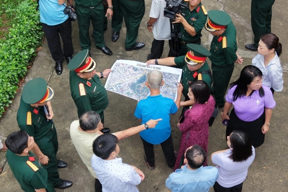 Người dân chỉ vị trí chôn cất liệt sĩ năm 1968 tại công viên ở TPHCM