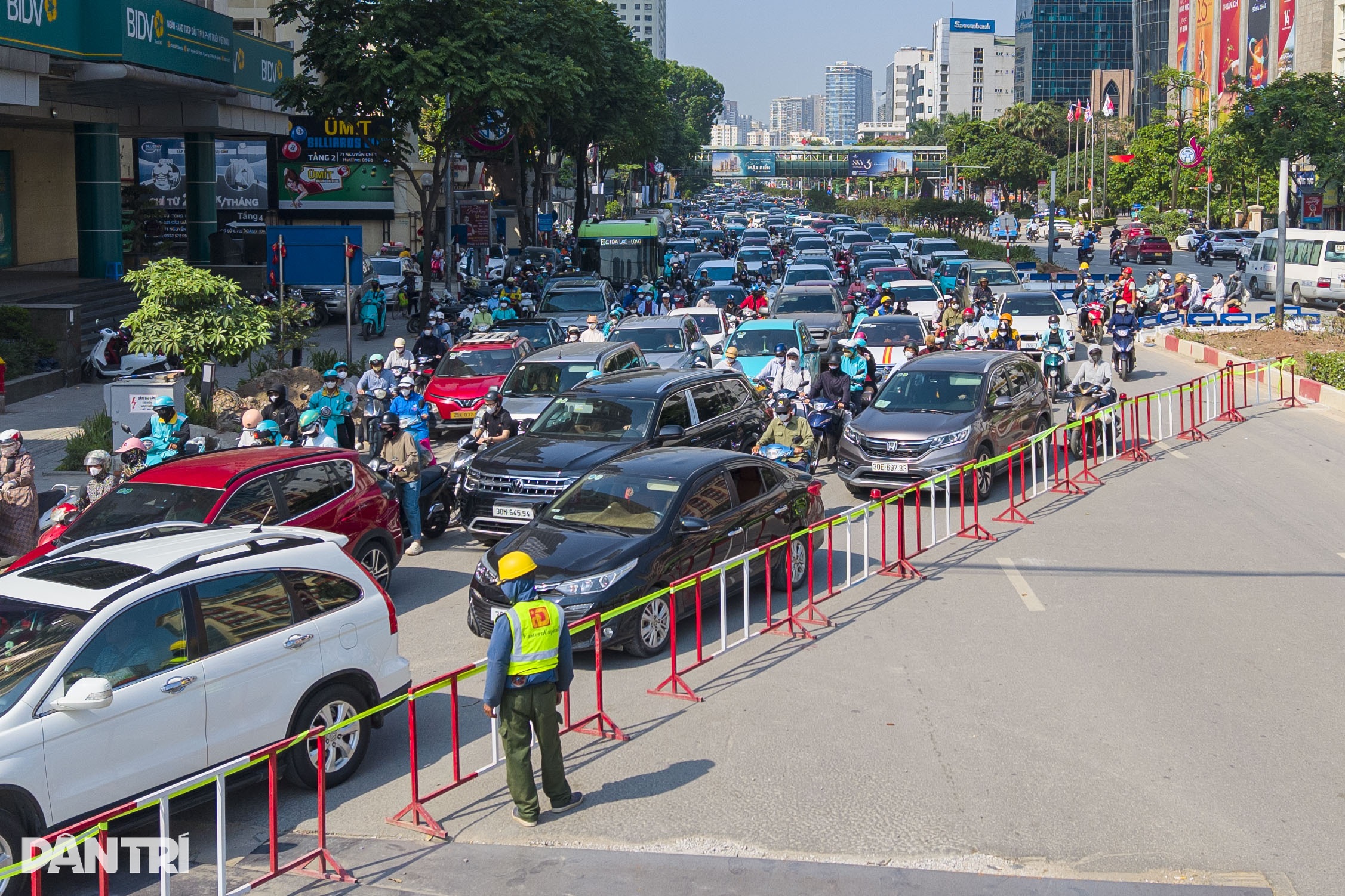 Nút giao Nguyễn Chí Thanh - La Thành tự hành, dòng xe nhích từng mét