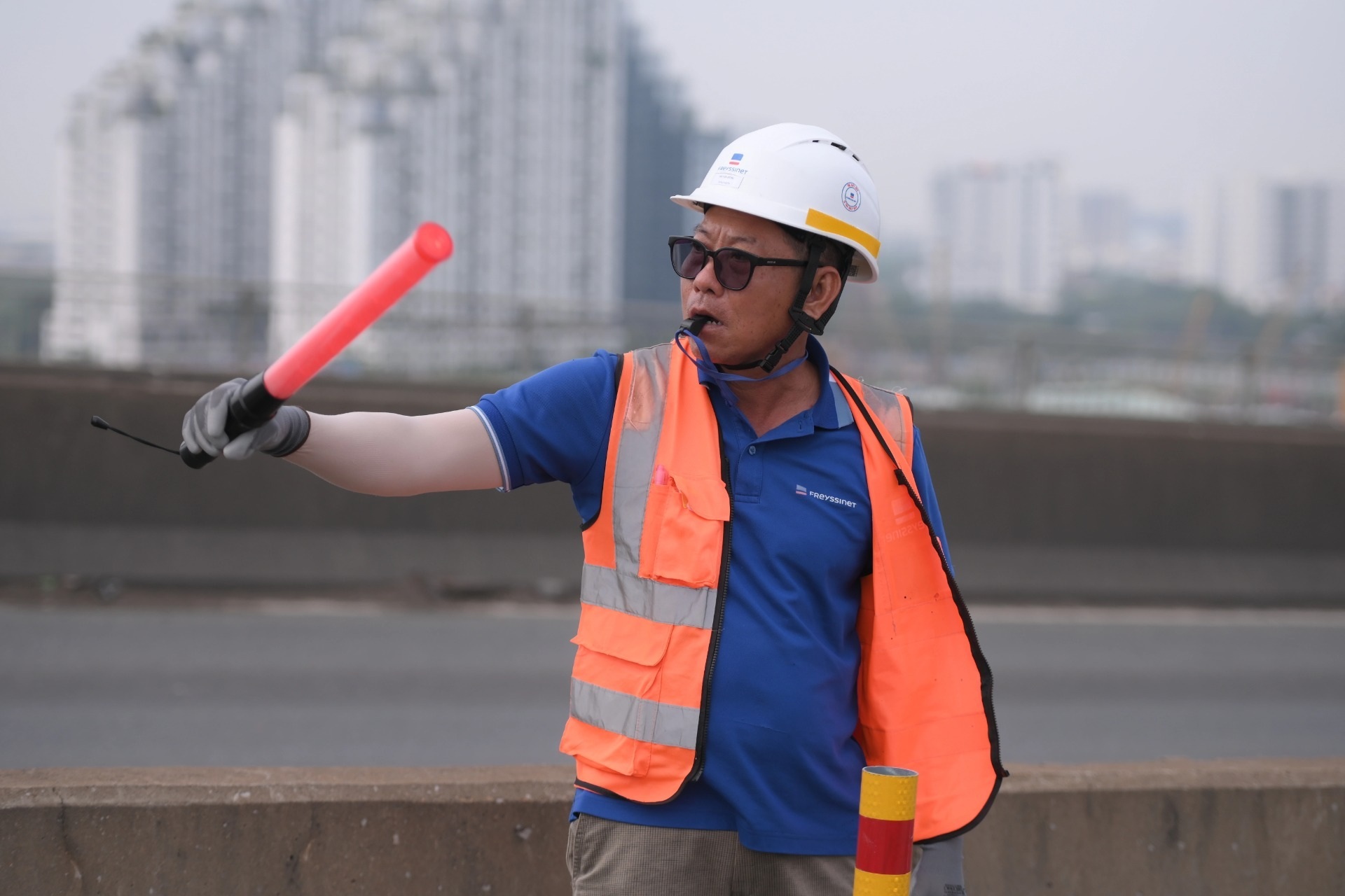 Cầu Phú Mỹ ở TPHCM rào chắn để sửa chữa