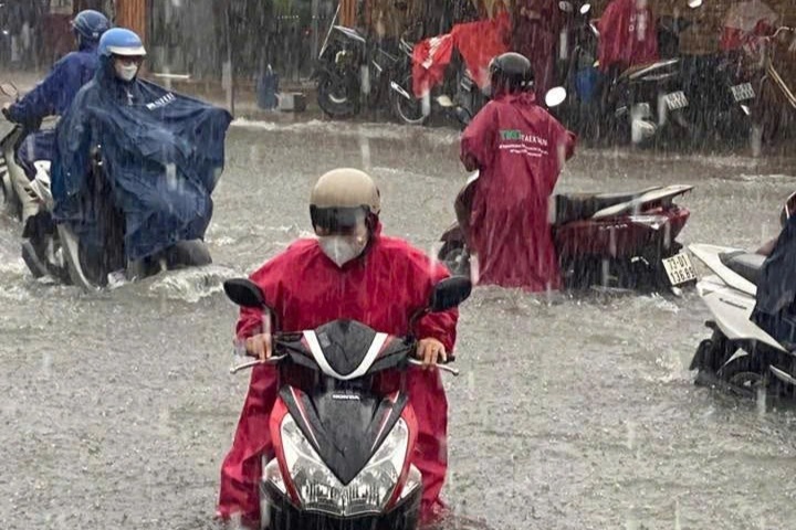 Đồng Nai mưa lớn, quốc lộ 51 qua thành phố bị ngập sâu
