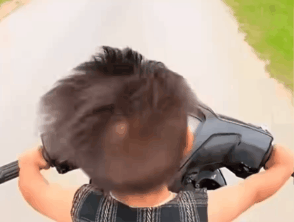 Chú để cháu 1 tuổi cầm lái xe máy, rồi dùng điện thoại quay clip