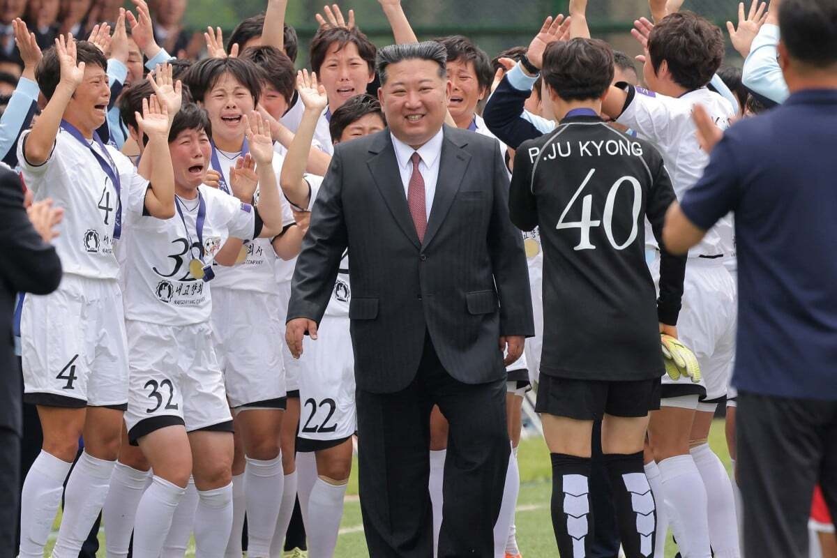Cầu thủ Triều Tiên bật khóc khi gặp ông Kim Jong-un sau chiến thắng lịch sử