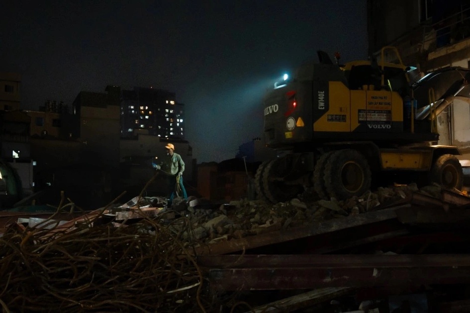 Xuyên đêm phá dỡ, giải phóng mặt bằng đường Vành đai 2,5 qua Yên Hoà