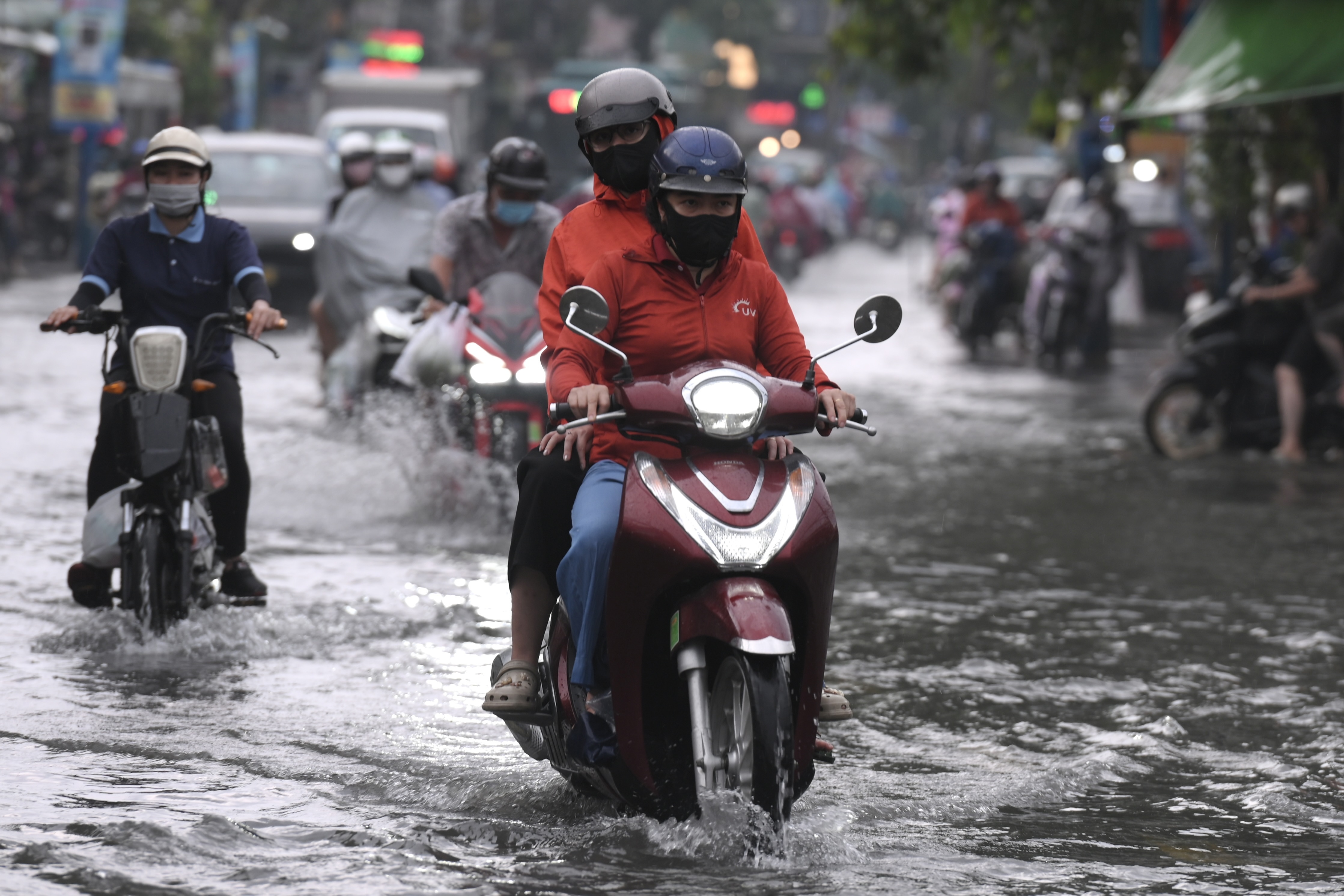 TPHCM và Nam Bộ nắng gián đoạn, chiều tối có mưa