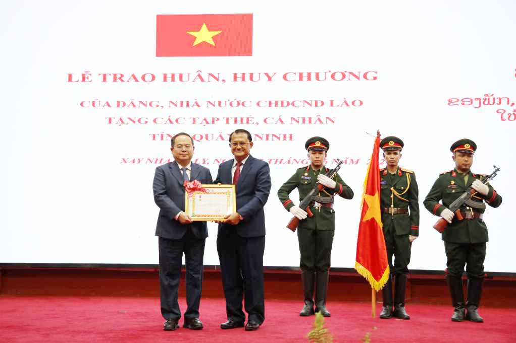 Quảng Ninh nhận Huân chương Lao động hạng Nhất của Lào
