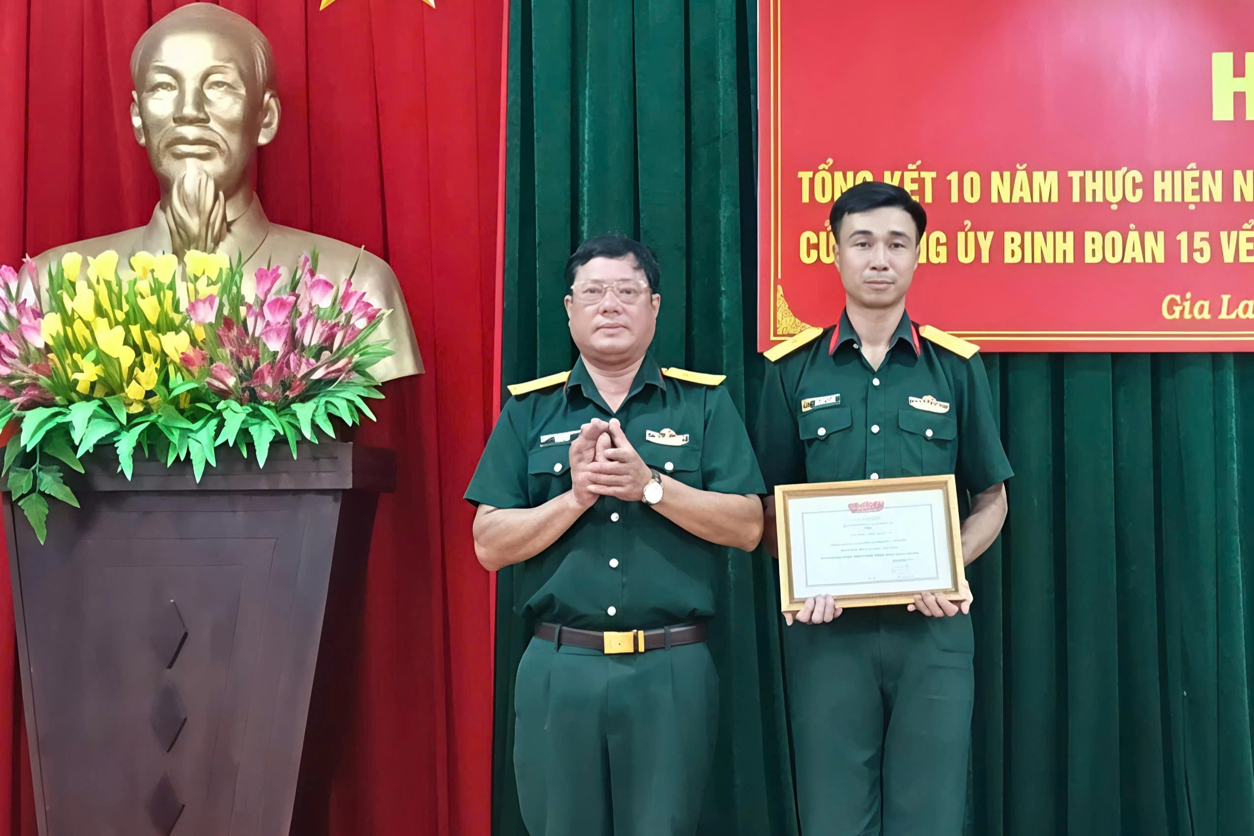 Thiếu tá quân đội lao xuống kênh cứu bé trai 5 tuổi