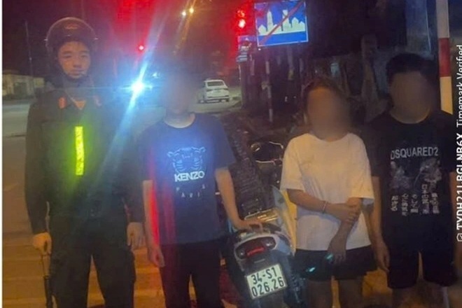 Đi xe không đội mũ bảo hiểm còn dùng bình xịt cay chống trả 